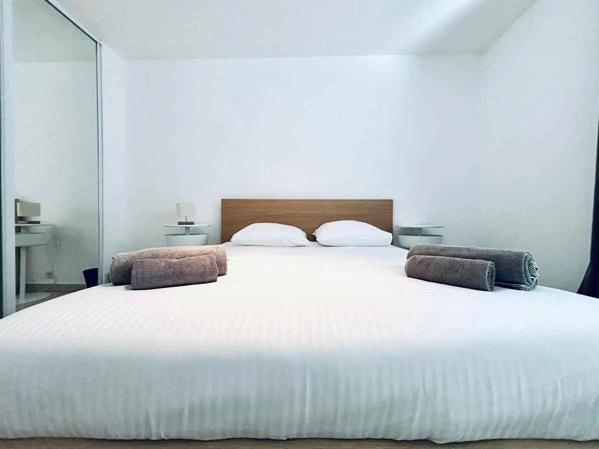 Central 2 Bed Apartment In Antibes Walk To Beach & Old Town!
