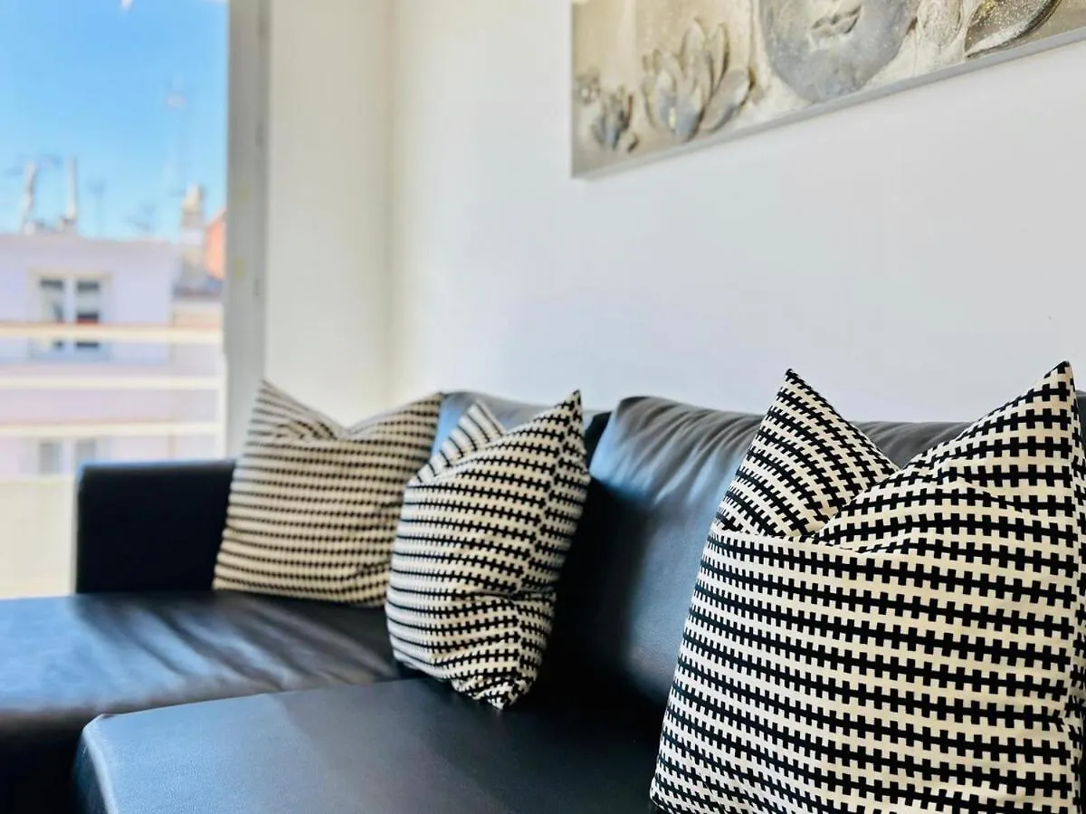 Central 2 Bed Apartment In Antibes Walk To Beach & Old Town!