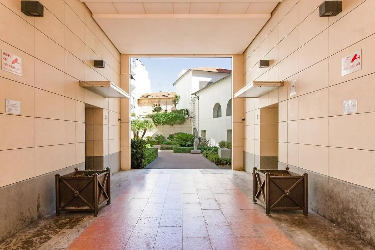 Central 2 Bed Apartment In Antibes Walk To Beach & Old Town! 0*,
