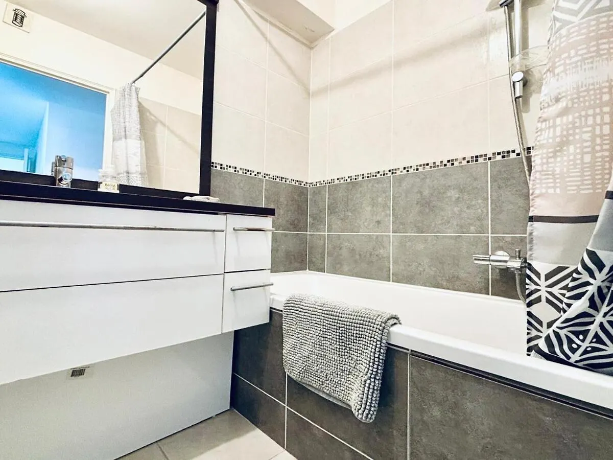 Central 2 Bed Apartment In Antibes Walk To Beach & Old Town!