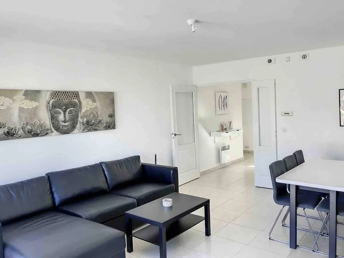 Central 2 Bed Apartment In Antibes Walk To Beach & Old Town!