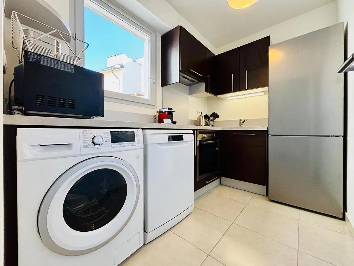 Central 2 Bed Apartment In Antibes Walk To Beach & Old Town! France
