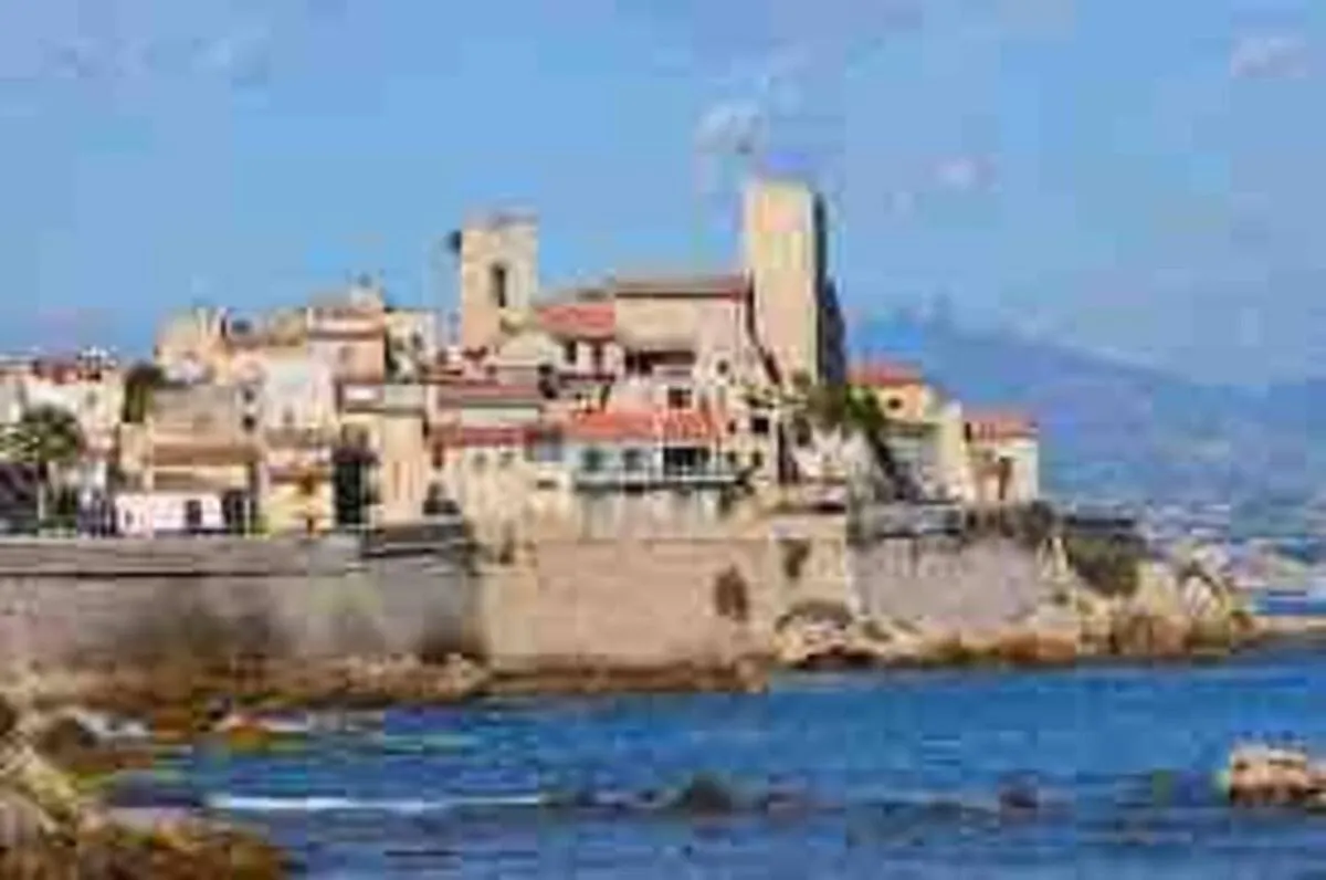 Central 2 Bed Apartment In Antibes Walk To Beach & Old Town!