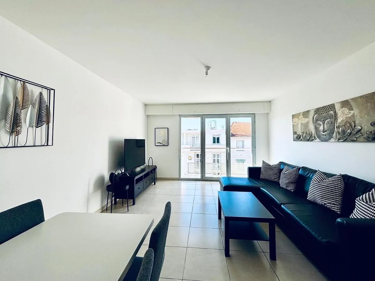 Central 2 Bed Apartment In Antibes Walk To Beach & Old Town!