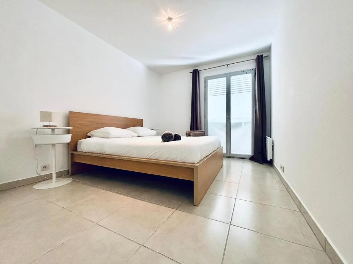 Central 2 Bed Apartment In Antibes Walk To Beach & Old Town!