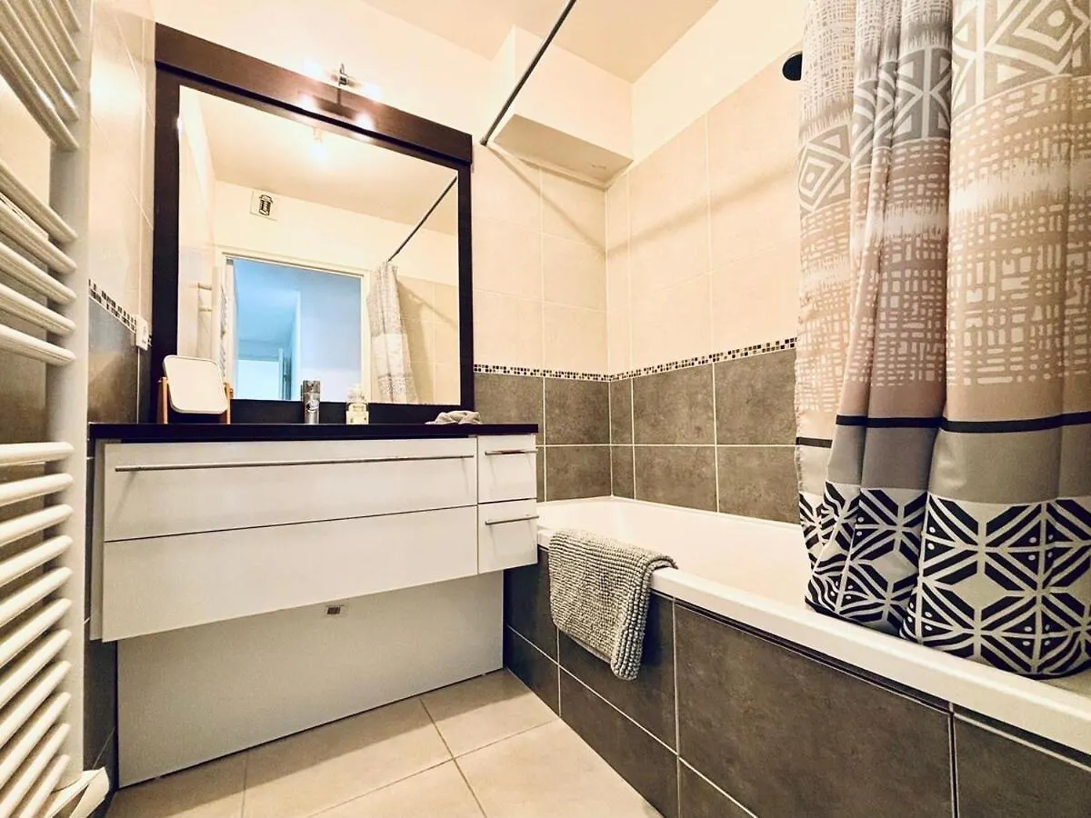 Central 2 Bed Apartment In Antibes Walk To Beach & Old Town!