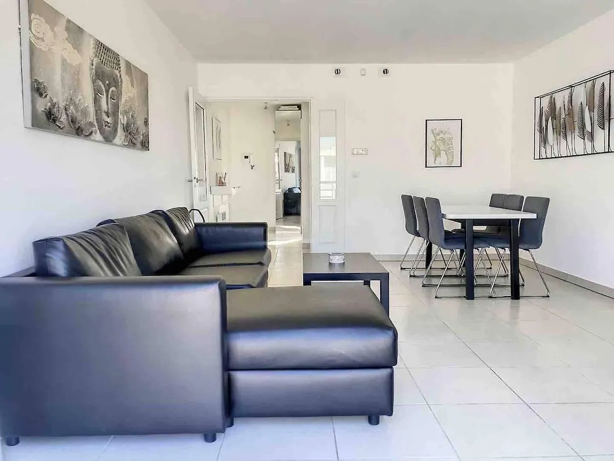 Central 2 Bed Apartment In Antibes Walk To Beach & Old Town!